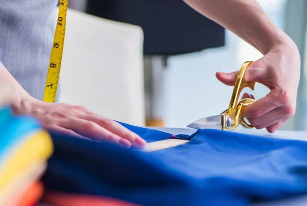 Женщина портной работает над одеждой швейные швы измерения фа — стоковое фото