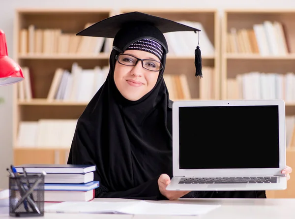 Muszlim lány a hidzsábon, vizsgákra készül. — Stock Fotó