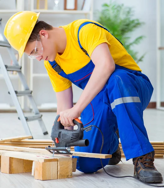 Giovane uomo assemblaggio pallet di legno — Foto Stock