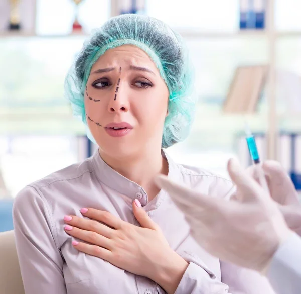 Plastikkirurg förbereder sig för operation på kvinnans ansikte — Stockfoto