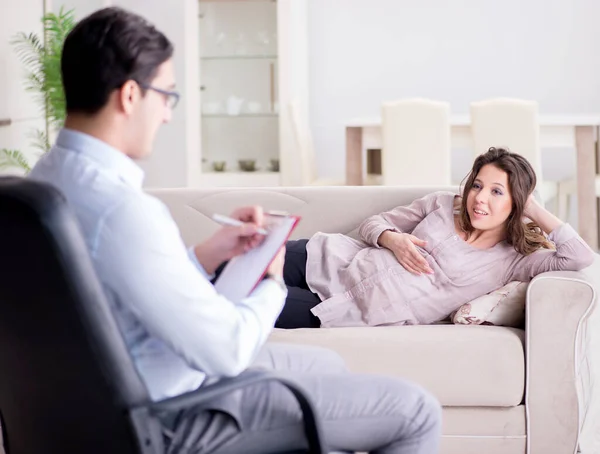 Terhes nő látogató pszichológus orvos — Stock Fotó
