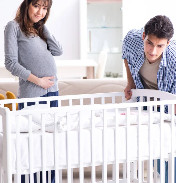 Padres jóvenes esperando su primer bebé —  Fotos de Stock