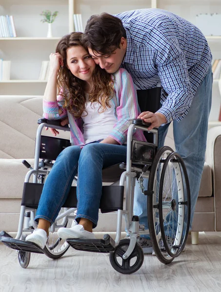 Jonge familie die voor elkaar zorgen — Stockfoto