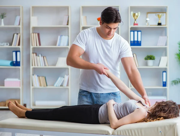 Ung läkare kiropraktor massera kvinnlig patient kvinna — Stockfoto