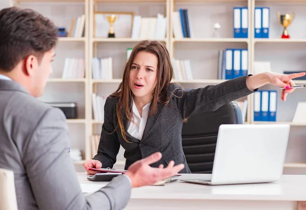 İş adamıyla iş kadını arasındaki iş görüşmesi