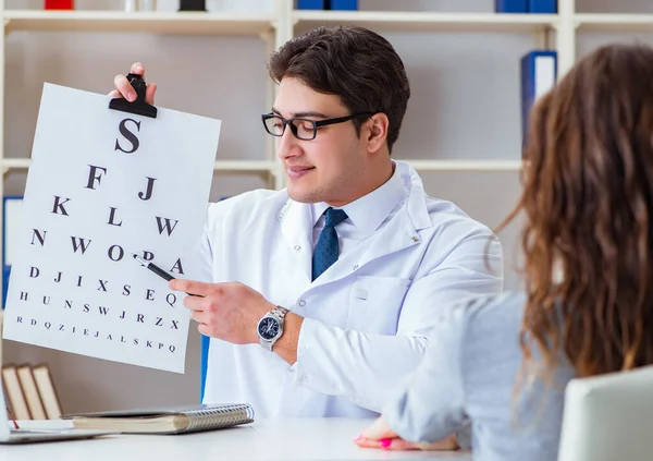 Augenarzt mit Briefdiagramm führt Augenuntersuchung durch — Stockfoto