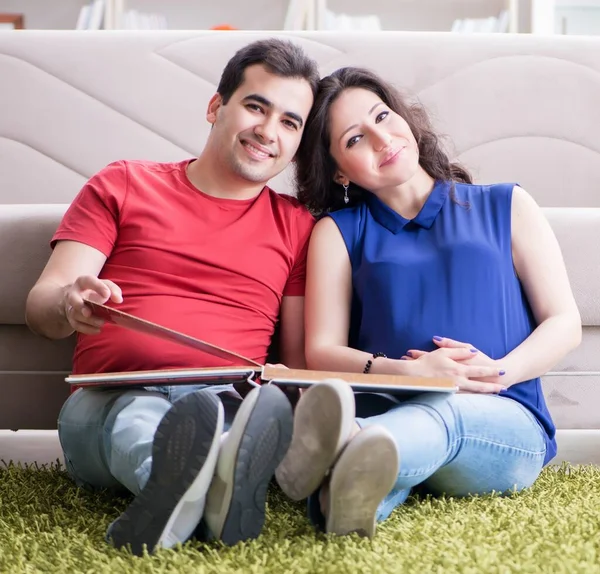 Familia joven pareja esperando un bebé — Foto de Stock