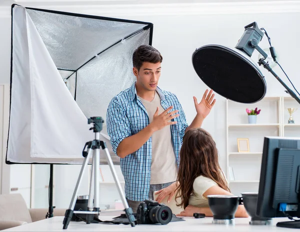 Fotoğraf stüdyosunda çalışan genç fotoğrafçı.