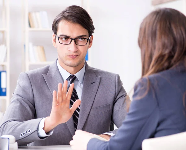 İşadamına yasaları çiğnediği için rüşvet teklif edildi