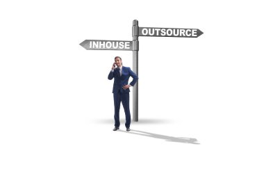 İş adamı yol ayrımında, dış kaynak kullanımı ile inhou arasında karar veriyor.