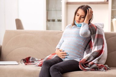 Hasta hamile kadın evde acı çekiyor.