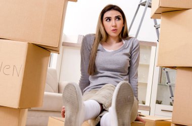 Genç ve güzel bir kadın yeni daireye taşınıyor.