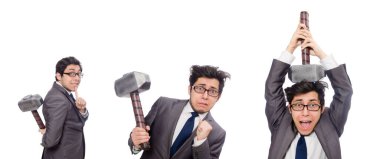 Elinde çekiç tutan bir iş adamı beyaz üzerinde izole