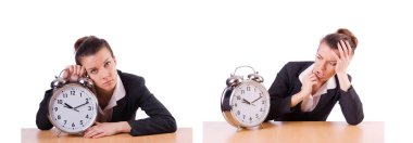 Saati olan iş kadını teslim tarihini kaçırıyor.