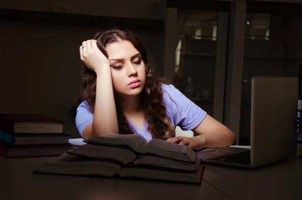 Fiatal női hallgató készül vizsgák késő otthon — Stock Fotó