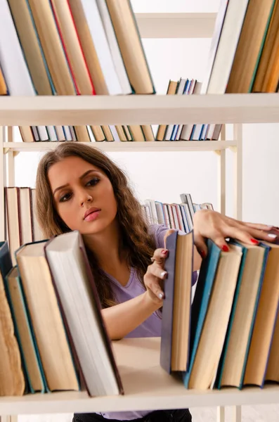 図書館での試験の準備をする若い女性学生 — ストック写真