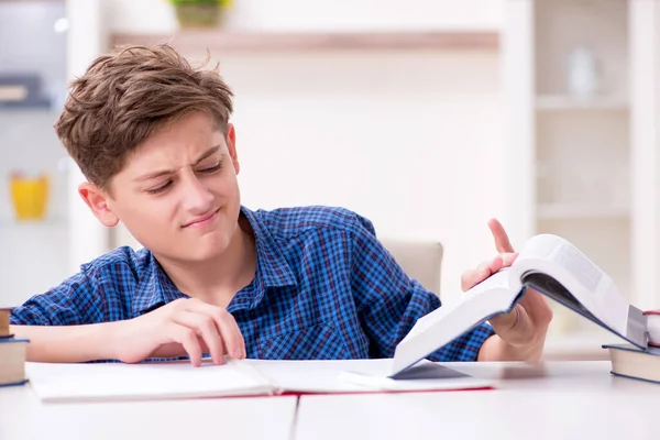 Ungen förbereder sig för skolan hemma — Stockfoto