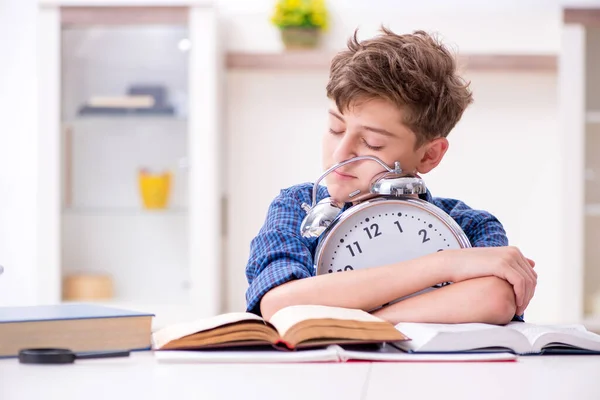 Kind bereitet sich zu Hause auf die Schule vor — Stockfoto