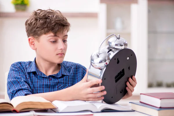 Criança se preparando para a escola em casa — Fotografia de Stock