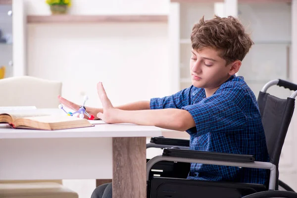 Niño discapacitado preparándose para la escuela en casa — Foto de Stock