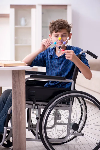 Niño discapacitado preparándose para la escuela en casa —  Fotos de Stock