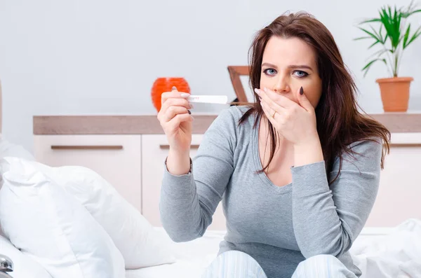 Junge Frau erfährt von ihrer Schwangerschaft — Stockfoto