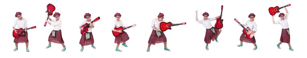 Смішний шотландець з гітарою на білому — стокове фото