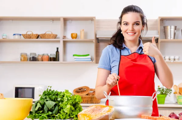 Young woman with vegetables in the kitchen — Stock Photo, Image