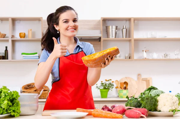 Young woman with vegetables in the kitchen — Stock Photo, Image