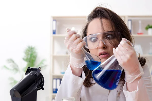 Química feminina engraçada a trabalhar no laboratório — Fotografia de Stock