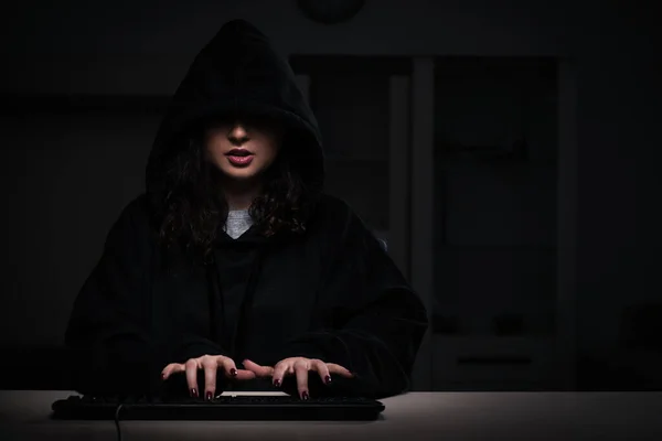 Mulher hacker hacker firewall de segurança tarde no escritório — Fotografia de Stock