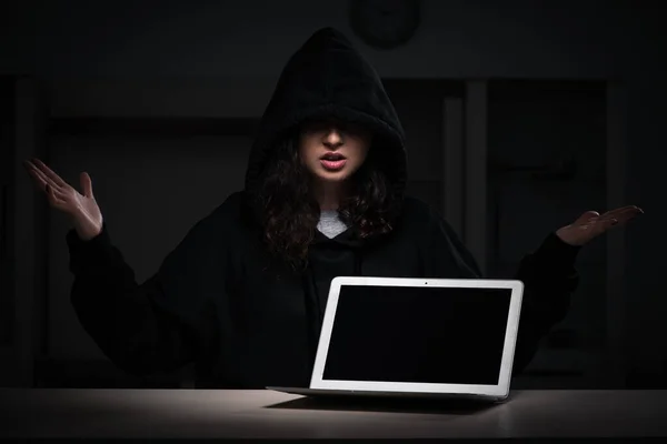 Female hacker hacking security firewall late in office — Stock Photo, Image