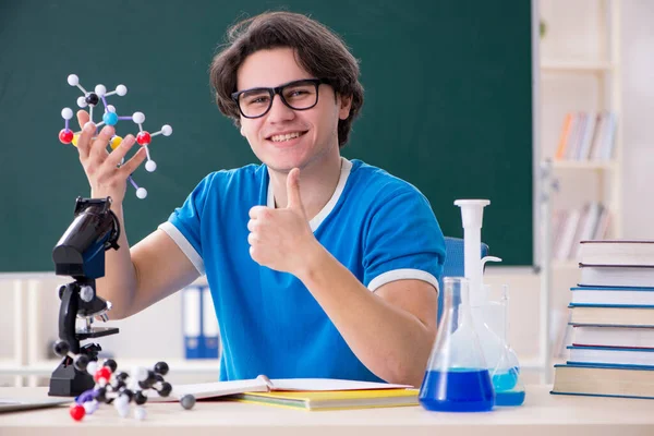 Mladý muž student ve třídě — Stock fotografie