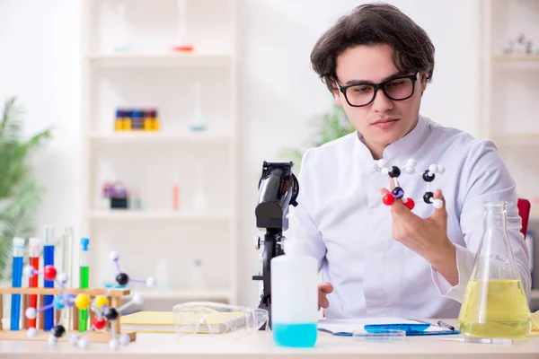 Jovem bioquímico do sexo masculino que trabalha no laboratório — Fotografia de Stock