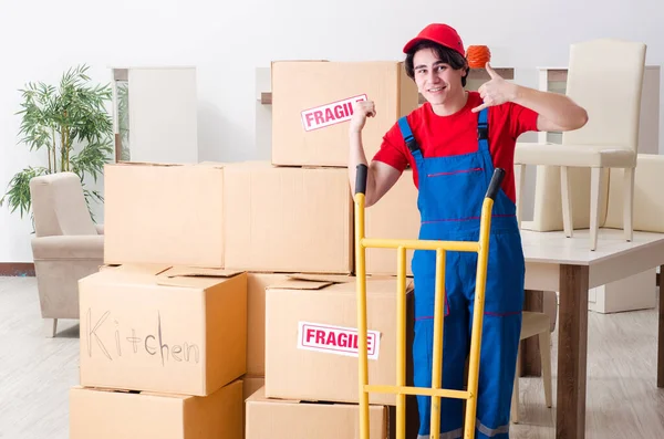 Joven contratista masculino con cajas trabajando en interiores — Foto de Stock