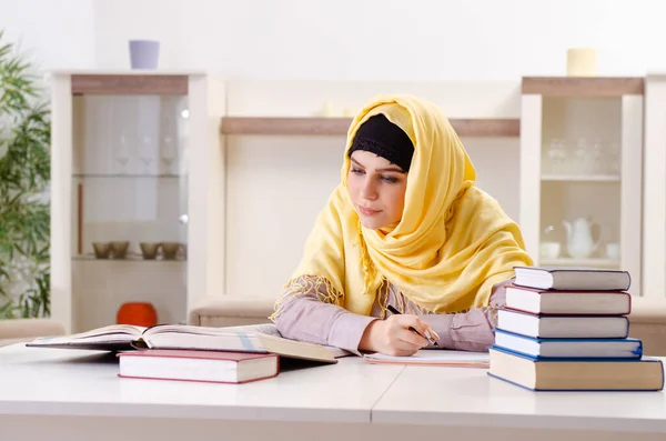 Siswa perempuan dalam hijab mempersiapkan diri untuk ujian — Stok Foto