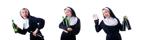 Nonne mit Flasche Rotwein — Stockfoto