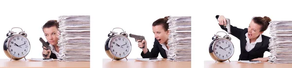Kvinna med pistol under stress från deadlines — Stockfoto