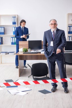 Ofiste çalışan iki kriminolog.