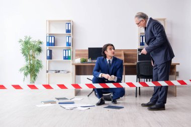 Ofiste çalışan iki kriminolog.