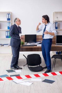 Adli tıp ofisteki hırsızlığı araştırıyor.