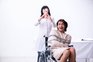 Yaşlı kadın psikiyatrist genç erkek hastayı ziyaret ediyor