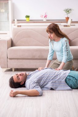 Evde ilk yardım konsepti olan genç bir çift