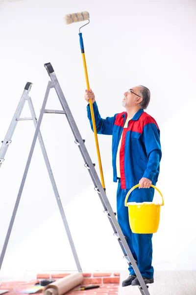 Antigo empreiteiro fazendo renovação em casa — Fotografia de Stock