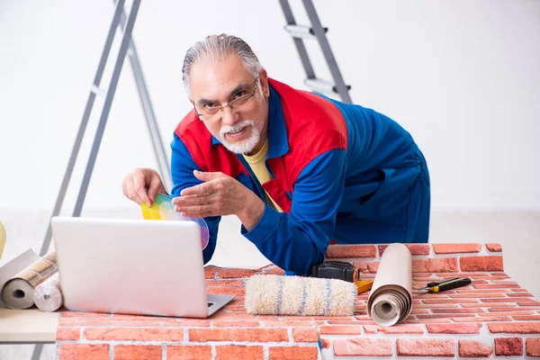 Vanha urakoitsija tekee remontin kotona — kuvapankkivalokuva