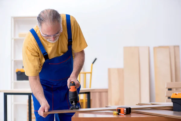 Velho carpinteiro masculino trabalhando em oficina — Fotografia de Stock
