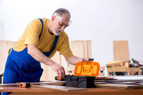 Alter Tischler arbeitet in Werkstatt — Stockfoto