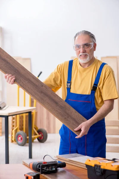 Vieux charpentier masculin travaillant en atelier — Photo