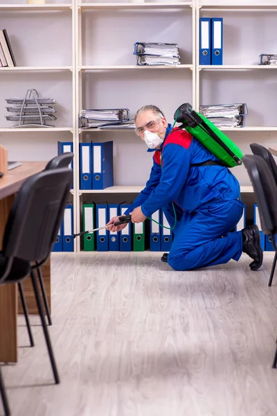 Antiguo contratista profesional haciendo control de plagas en la oficina —  Fotos de Stock