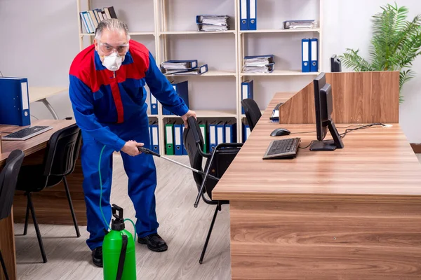 Vechi antreprenor profesionist care face controlul dăunătorilor în birou — Fotografie, imagine de stoc